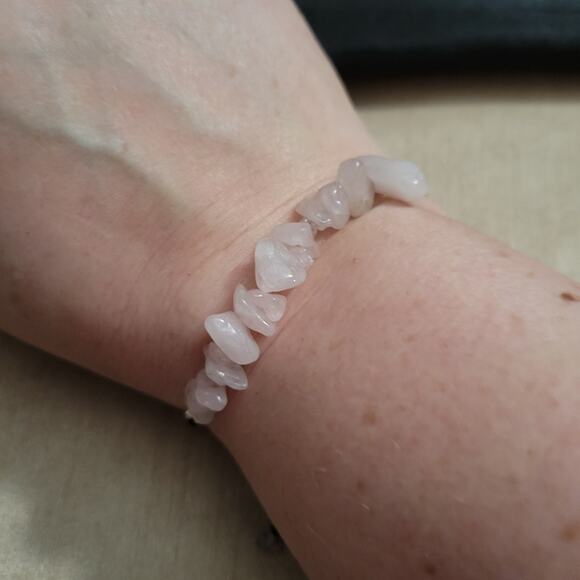 Rose quartz crystal chip adjustable bracelet - Picture 1 of 4